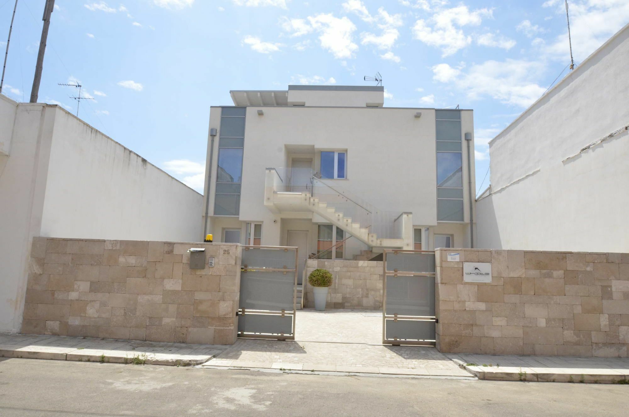White Con Parcheggio Privato Frühstückspension Porto Cesareo